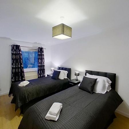 Orange Town House - Shaw Road, Only 6 Minutes To City Centre Aberdeen Bagian luar foto