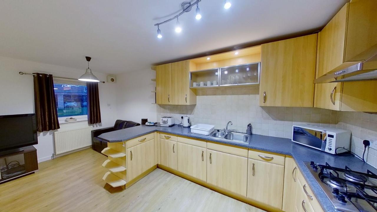 Orange Town House - Shaw Road, Only 6 Minutes To City Centre Aberdeen Bagian luar foto